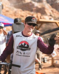 Hayden Zablotny festeggia la vittoria al Red Bull Rampage 2025. Photo @Paris Gore - Red Bull Content Pool 2 Hayden Zablotny festeggia la vittoria al Red Bull Rampage 2025. Photo @Paris Gore - Red Bull Content Pool